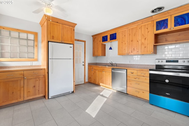 kitchen featuring sink, decorative backsplash, stainless steel appliances, and ceiling fan