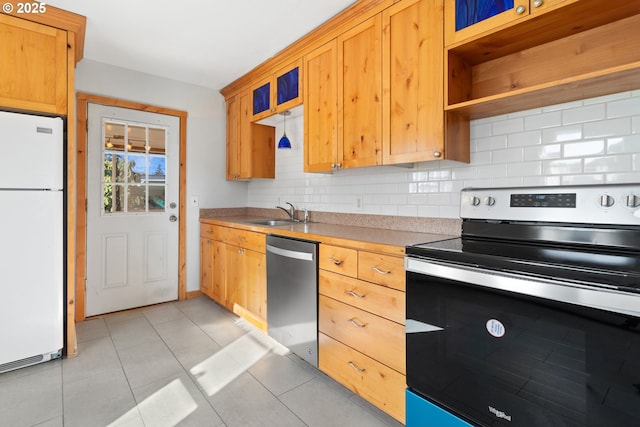 kitchen with stainless steel appliances, sink, decorative backsplash, and light tile patterned floors