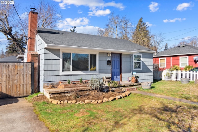 view of front of property with a front yard