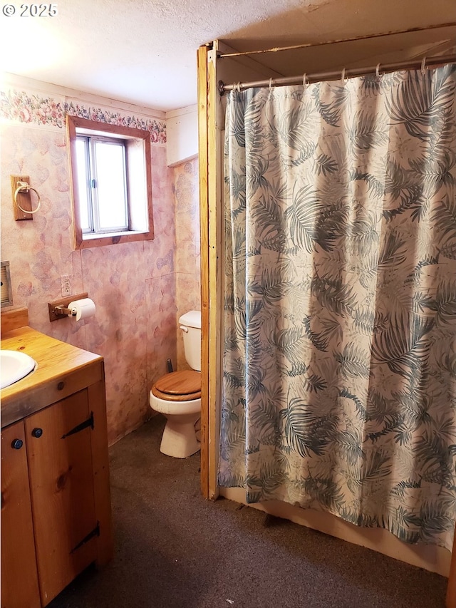 72584 Yarrington Rd, Elgin, OR 97827 - full bathroom featuring toilet, vanity, a shower with curtain, and wallpapered walls
