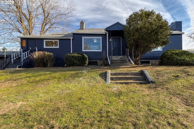 view of front of property featuring a front yard