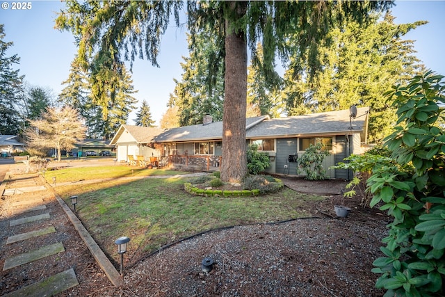 view of front of property featuring a front lawn