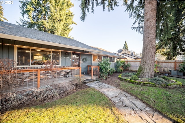 single story home featuring a front lawn