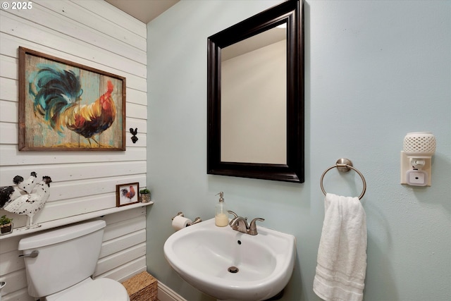 bathroom featuring toilet and sink