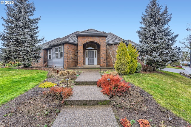 view of front facade featuring a front lawn