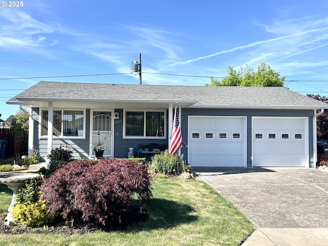 1527 Country Club Cir, Woodburn, OR 97071 - single story home featuring a garage, concrete driveway, and roof with shingles