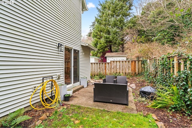 view of yard featuring a patio and outdoor lounge area