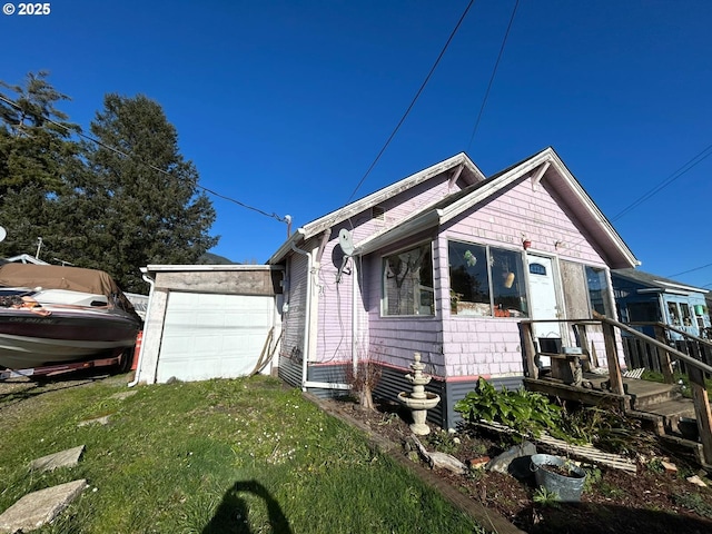 view of front facade featuring a garage and a front lawn