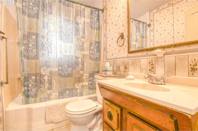 104 NW 12th St, Pendleton, OR 97801 - full bath featuring vanity, shower / bath combo, wainscoting, and wallpapered walls
