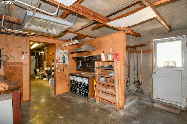 104 NW 12th St, Pendleton, OR 97801 - basement with a workshop area
