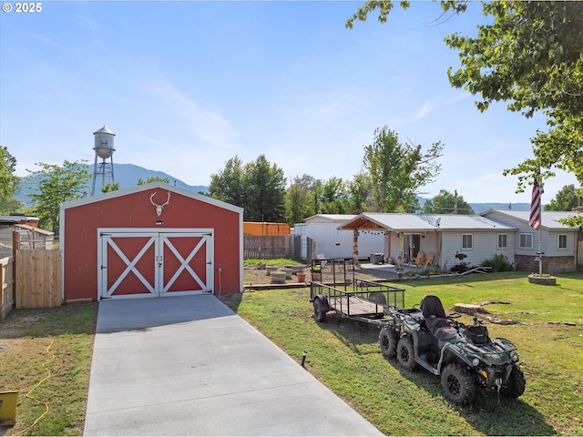 view of yard featuring an outdoor structure