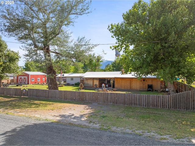 view of front facade featuring a fenced front yard