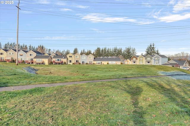 view of front of property featuring a front lawn