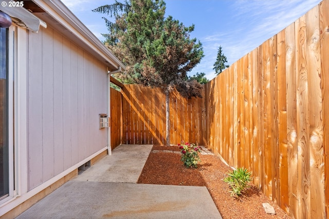 1894 S 8th St, Cottage Grove, OR 97424 - view of yard featuring a patio