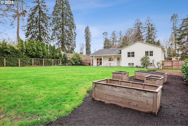 view of yard featuring a garden