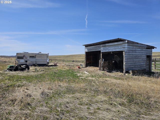 54901 Willow St, Heppner, OR 97836 - view of yard with an outdoor structure, a pole building, and a rural view
