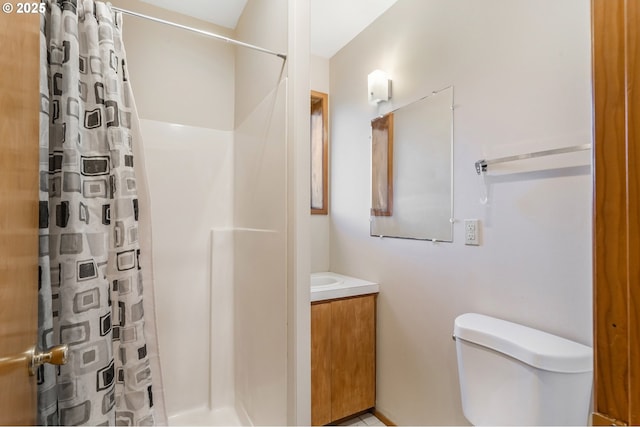 full bath featuring a shower with shower curtain, toilet, and vanity