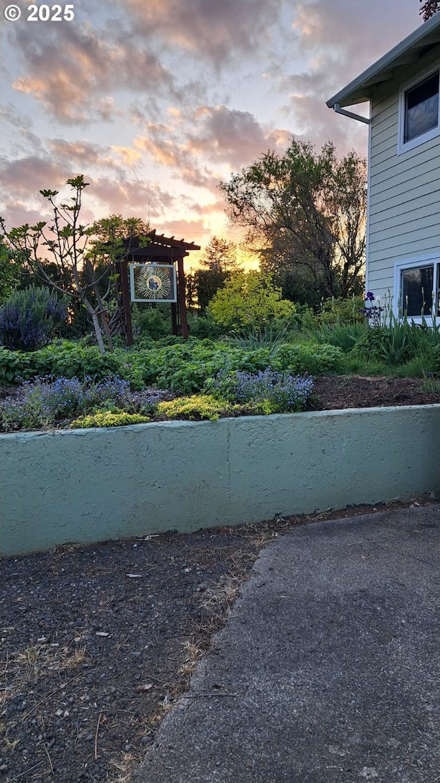 13601 S Union Hall Rd, Canby, OR 97013 - view of yard at dusk