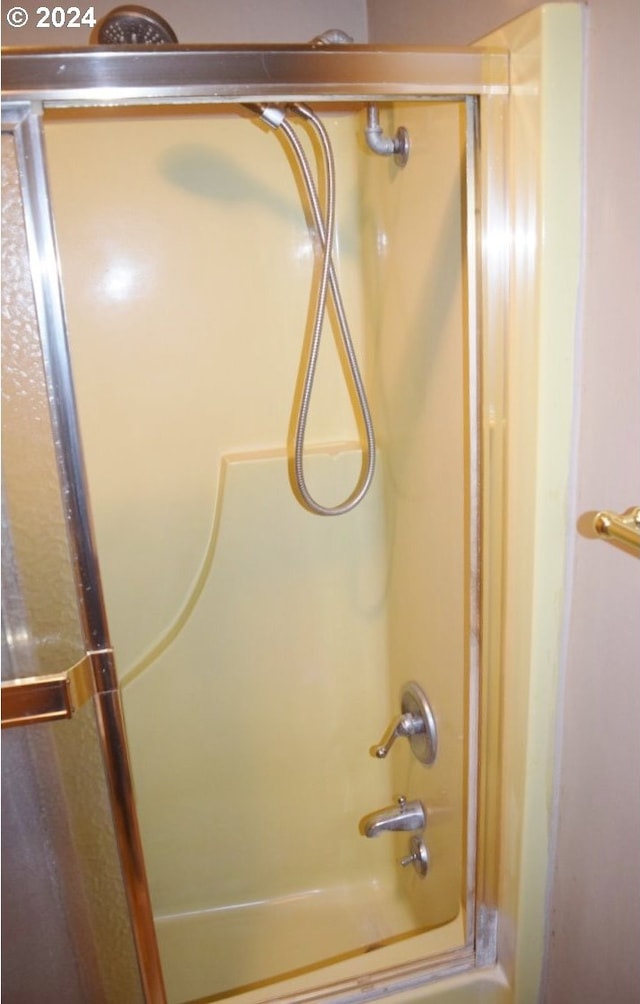 room details with enclosed tub / shower combo