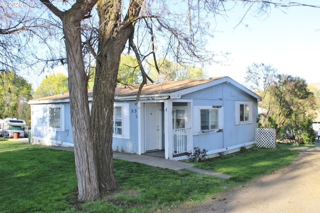 view of front of house featuring a front lawn