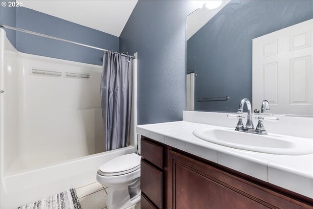 810 E 9th St Unit E18, Newberg, OR 97132 - full bath featuring vanity, toilet, shower / bath combo, and tile patterned flooring