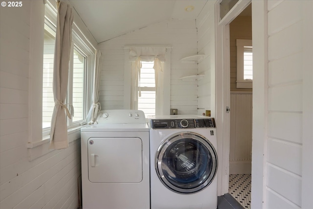 3324 SE Salmon St, Portland, OR 97214 - laundry area featuring separate washer and dryer