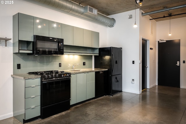 kitchen featuring visible vents, a high ceiling, a sink, decorative backsplash, and black appliances