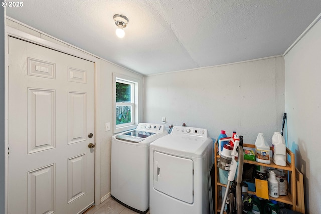 2720 Bowman Rd, Reedsport, OR 97467 - laundry room with washer and clothes dryer and a textured ceiling