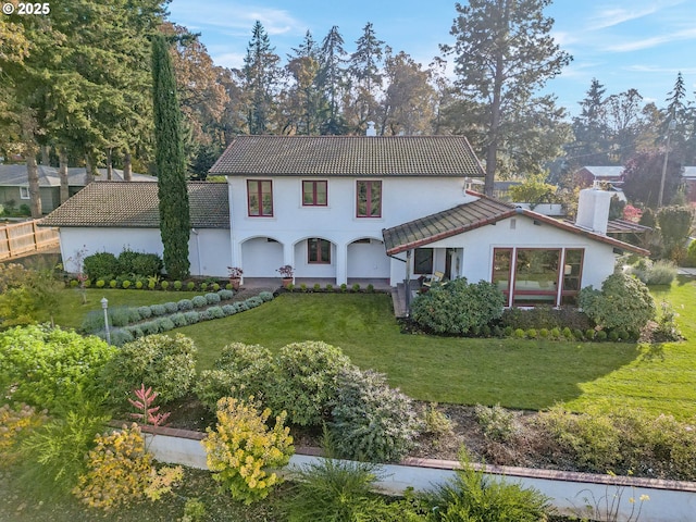 view of front of home featuring a front yard