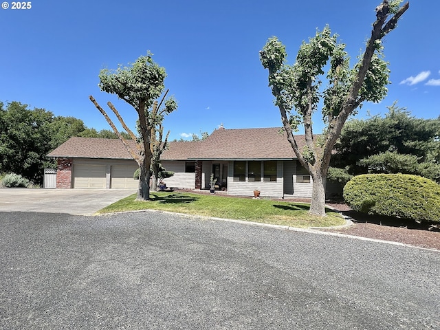 29843 Royce Ln, Hermiston, OR 97838 - single story home featuring an attached garage, concrete driveway, a front yard, and brick siding