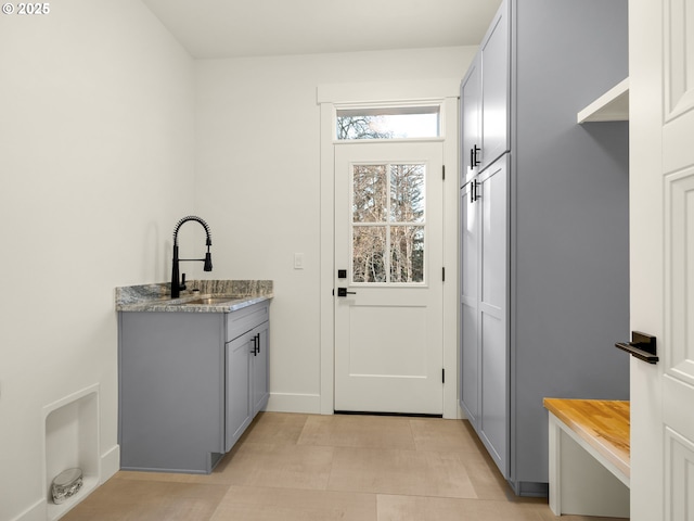 90202 Hobie Rd, Warrenton, OR 97146 - laundry area featuring a sink and baseboards