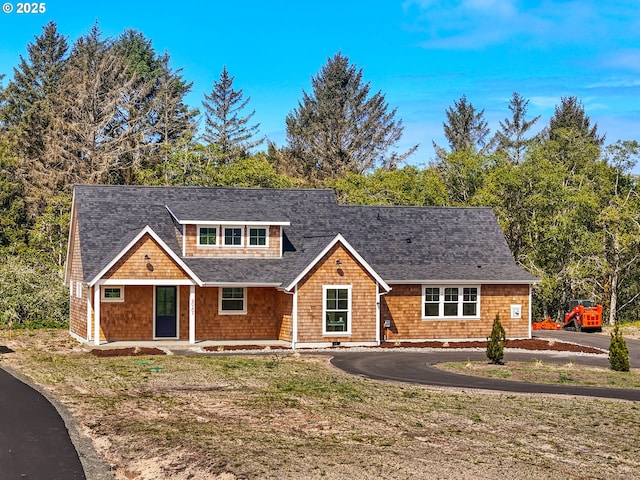 90202 Hobie Rd, Warrenton, OR 97146 - shingle-style home with roof with shingles, a front lawn, and covered porch