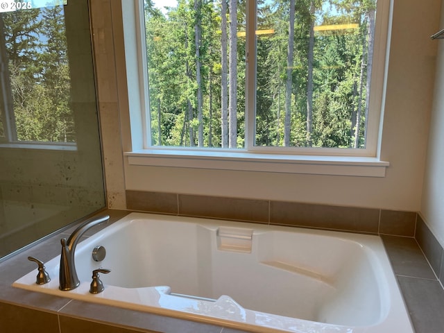 7827 SW Thornbridge Ter Unit 9, Beaverton, OR 97007 - full bath with a garden tub
