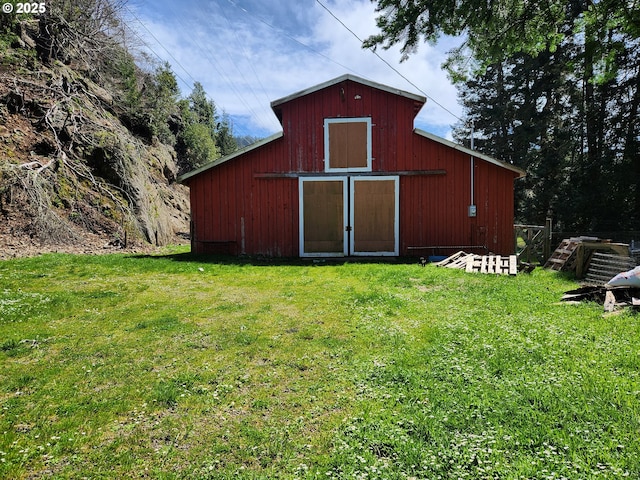 view of barn featuring a lawn