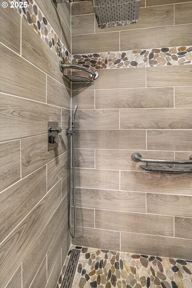 full bath with tiled shower