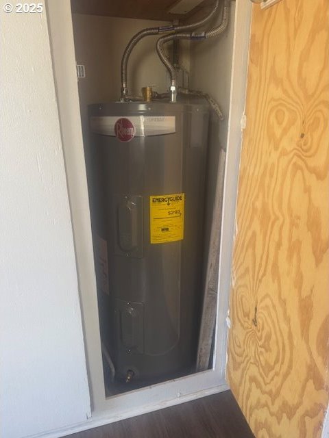 501 Clairmont St, Wallowa, OR 97885 - utility room with electric water heater