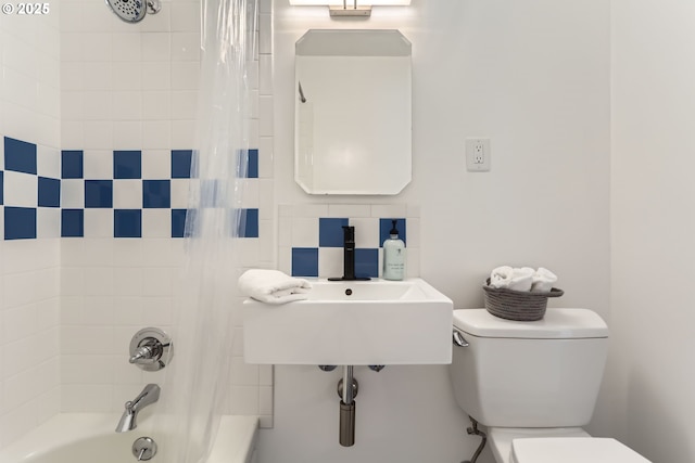 6540 SE 88th Ave, Portland, OR 97266 - full bath with toilet, shower / tub combo, and a sink