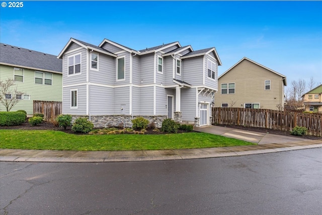 view of front of property featuring a front lawn