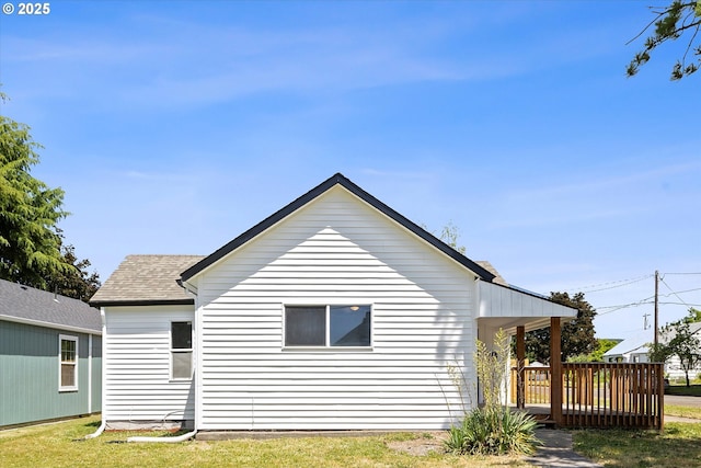 115 E Sheridan St, Newberg, OR 97132 - back of property featuring roof with shingles and a yard