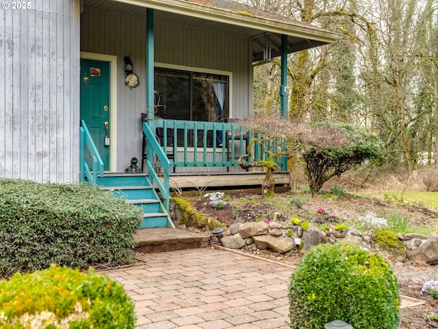 property entrance featuring a porch