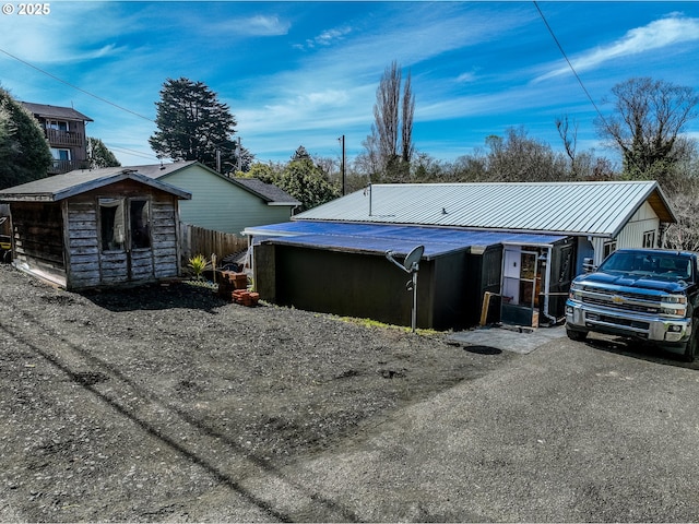 156 1st Ave, Coos Bay, OR 97420 - garage with fence