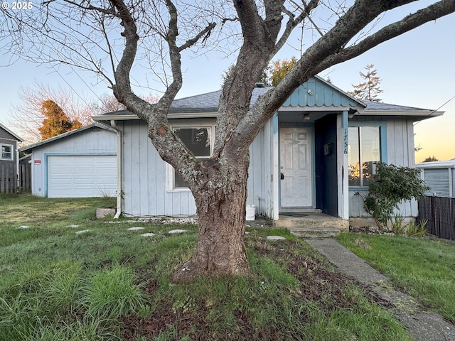 view of front of house featuring a yard and a garage