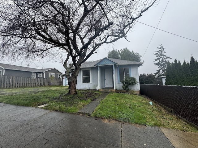 view of front of home featuring a front yard