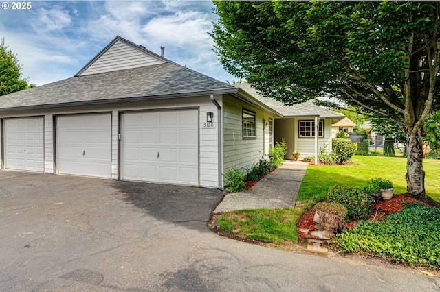 9120 NE 54th St, Vancouver, WA 98662 - ranch-style home featuring a shingled roof, a front yard, and a garage