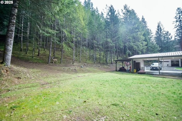 view of yard with a detached garage