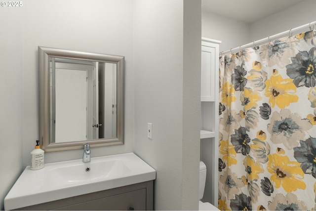 full bath with vanity, toilet, and curtained shower