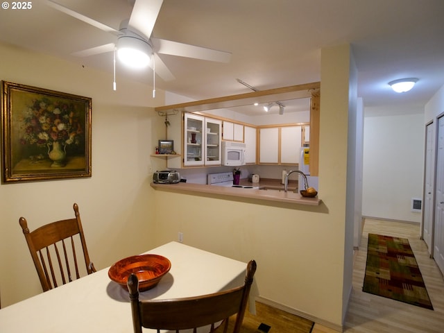 5142 SW Multnomah Blvd Unit A, Portland, OR 97219 - dining room with a ceiling fan, visible vents, and light wood finished floors