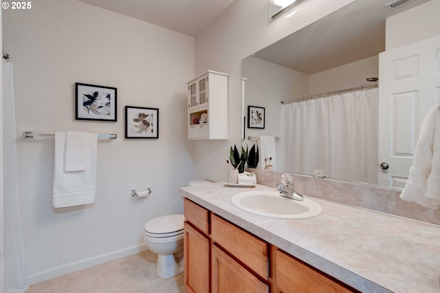 full bath featuring visible vents, toilet, vanity, a shower with curtain, and baseboards