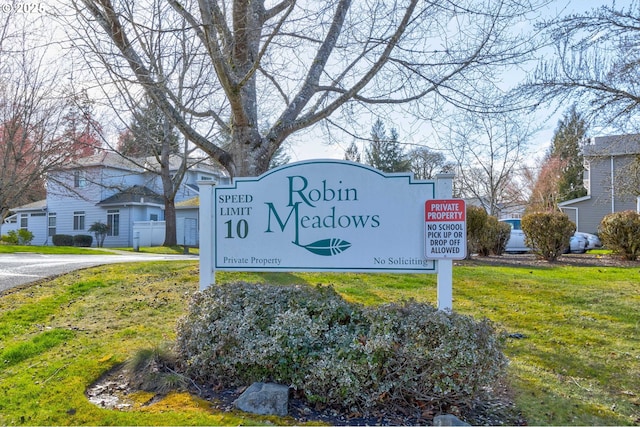 community sign with a yard