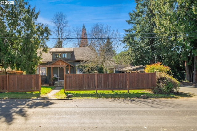 view of front of property with a fenced front yard